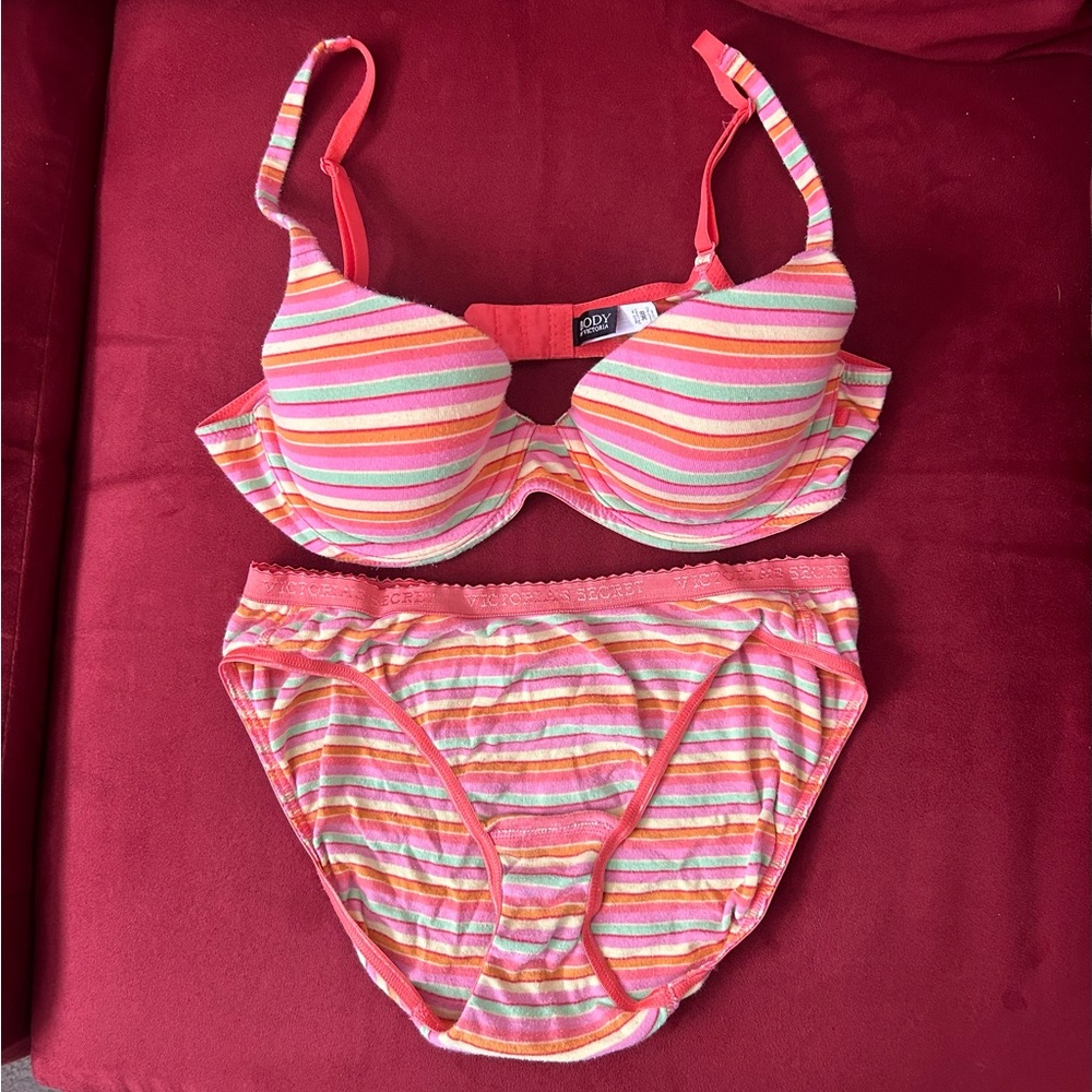 Victoria’s Secret Body by Victoria bra 36B w/matching low rise bikini panties M